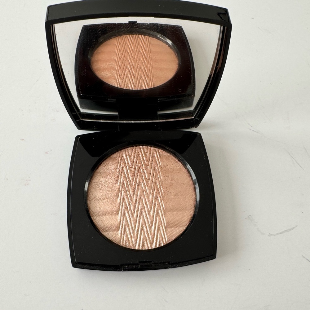 CHANEL PLISSE LUMIERE DE CHANEL ILLUMINATING
POWDER